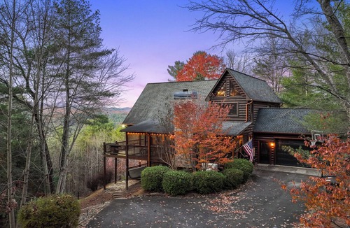 Cherry Log Cabin | 5 bd Cabin w/VIEWS, Secluded, Hot Tub, In & Outdoor Fireplaces