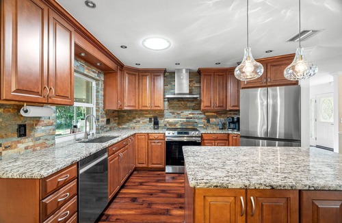 Largo House | 5 Bedroom Waterfront Retreat - Heated Pool, Mini Golf & Games! Sleeps 18