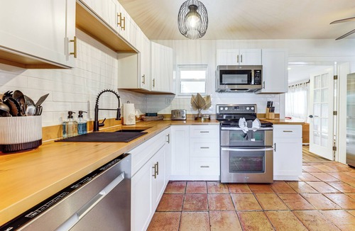 Edgewood Cottage | 5 Mi to Las Olas Beach! Bright Home w/Fenced Yard