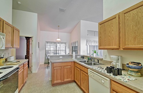 Spring Hill House | 5 Mi to Weeki Wachee Park! Family Home w/Backyard