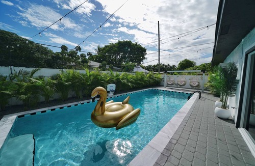Pompano Beach House | 5 Min to Beach Heated Pool HotTub 85" TV BBQ Games