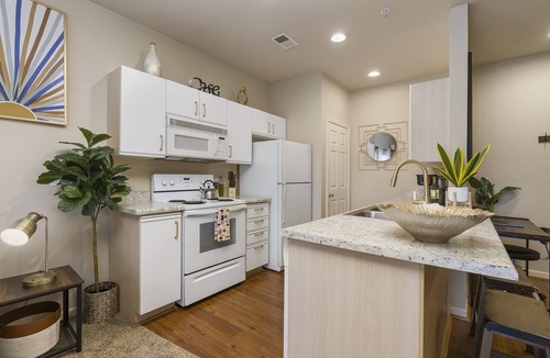 Branson Condo | 5 Minutes from Landing! 2 Bedroom 2 Bath w/Jacuzzi - Sleeps 6