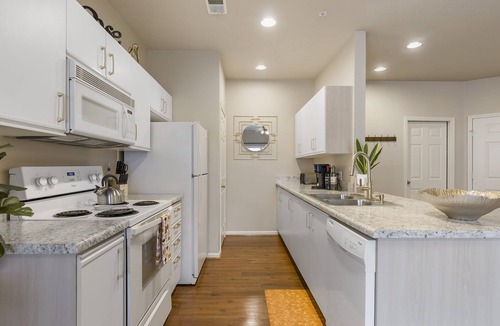 Branson Condo | 5 Minutes from Landing! 2 Bedroom 2 Bath w/Jacuzzi - Sleeps 6