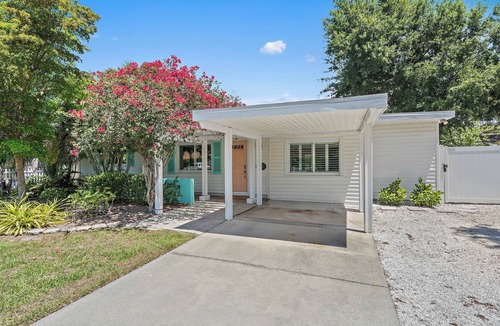 Paver Park House | 5 Star ⭐️ Bright, Spacious Home - Downtown, Restaurants, Shopping, Beaches