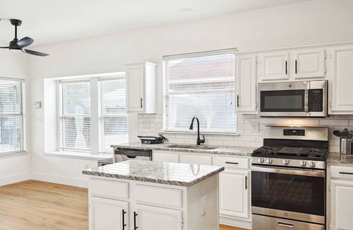 DeSoto House | 5BD/2.5BA Luxury Retreat with Pool, Gym & Games