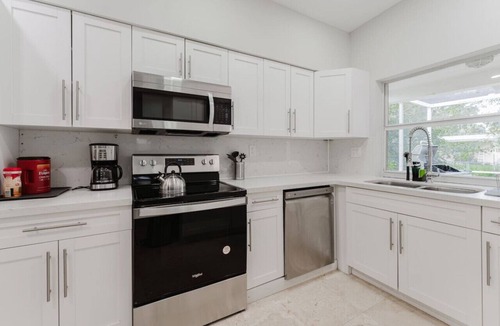 Ojus House | 5BD Beach House, Sun, Pool, BBQ & Shop! Beach & Aventura Mall – Sleeps 26!
