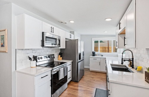 Ruby Hill House | 5Bed/2Bath, 2 Kitchens, 2 Living Rooms, Home Office, Pet-Friendly, AC