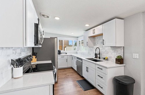 Ruby Hill House | 5Bed/2Bath, 2 Kitchens, 2 Living Rooms, Home Office, Pet-Friendly, AC