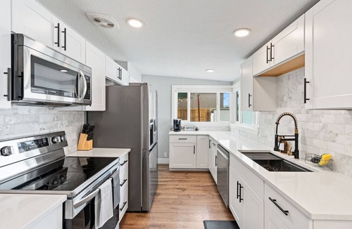 Ruby Hill House | 5Bed/2Bath, 2 Kitchens, 2 Living Rooms, Home Office, Pet-Friendly, AC