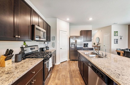 San Antonio House | 5BR Family Retreat Near Lackland BMT SeaWorld Riverwalk Community Pool