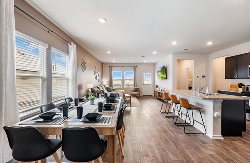 San Antonio House | 5BR Family Retreat Near Lackland BMT SeaWorld Riverwalk Community Pool