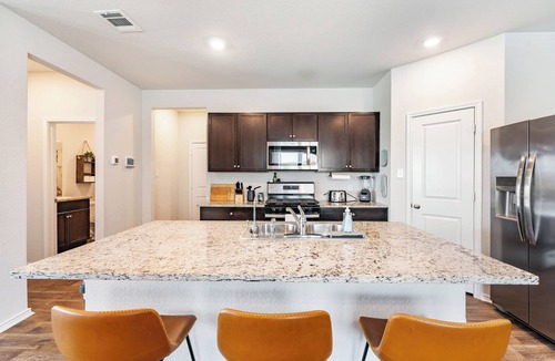 San Antonio House | 5BR Family Retreat Near Lackland BMT SeaWorld Riverwalk Community Pool