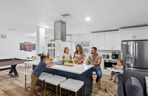 Clearwater House | 5BR + Private Pool & Hot Tub | 15 Min to Clearwater Beach | Sleeps 10