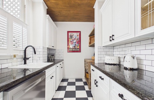 Galveston House | 5BR Remodeled Victorian home near the Strand