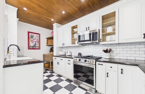 Galveston House | 5BR Remodeled Victorian home near the Strand