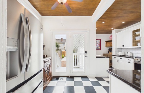 Galveston House | 5BR Remodeled Victorian home near the Strand