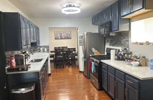 Southside House | 5BR Retreat with Theater and Game Room Near Downtown + POOL