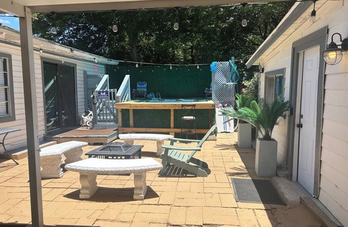 Southside House | 5BR Retreat with Theater and Game Room Near Downtown + POOL