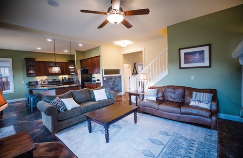 Buena Vista House | 5BR - South Main's Iconic Green Craftsman Retreat - Steps to River & Parks