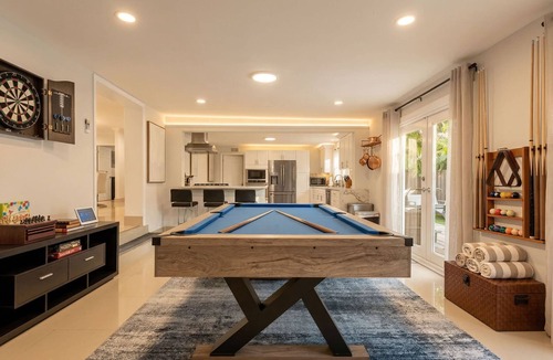 Harbor Beach House | 6 BR Villa Steps to Ocean Pool Sauna Jacuzzi