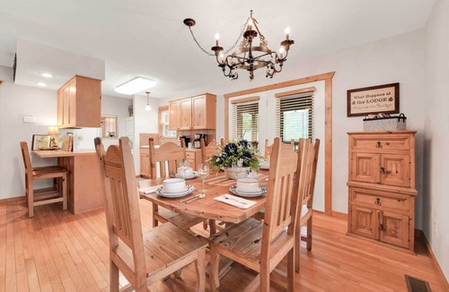 Reeds Spring Cottage | 6 Mi to Branson Strip! Lakefront Home w/Fireplace