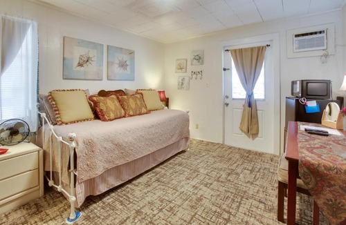 College Park Apartment | 6 Mi to Palm Beach: Studio w/Pool Access!