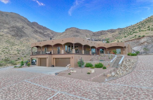 Mesilla Park House | 60-acre custom home with breathtaking views of city of Las Cruces & Organs!