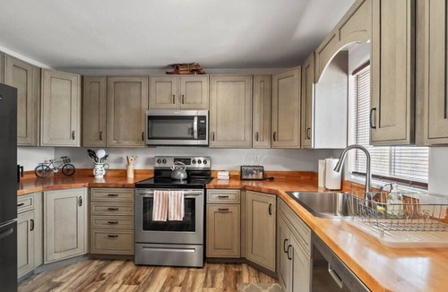 Leadville House | 602 West 8th — 4BR Leadville Home, Hot Tub, Deck, Dogs OK, On the Mineral Belt
