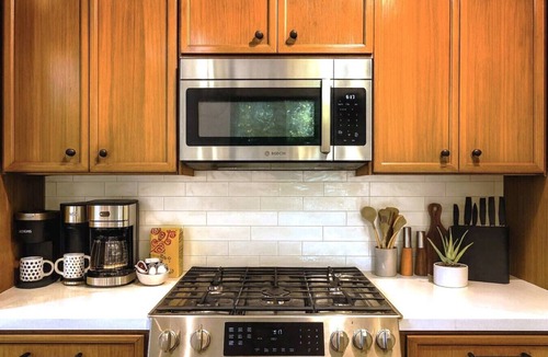 East Cesar Chavez House | 6BR 5BA Luxury Downtown Oasis | 2 Pools + Hot Tub
