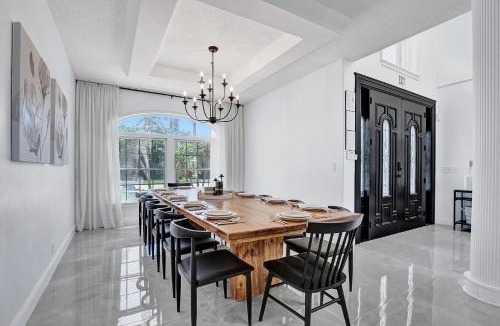Hollywood Lakes Villa | 6BR Elegant Hollywood Lakes Mansion with Private Pool & Spa