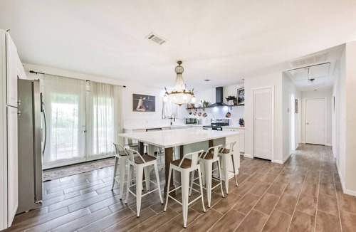 Alvin House | ~ 7 Acres Ranch~ Fully remodeled in 2025