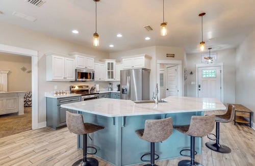 Crestview House | 7 Mi to Emerald Coast Zoo! Poolside Paradise