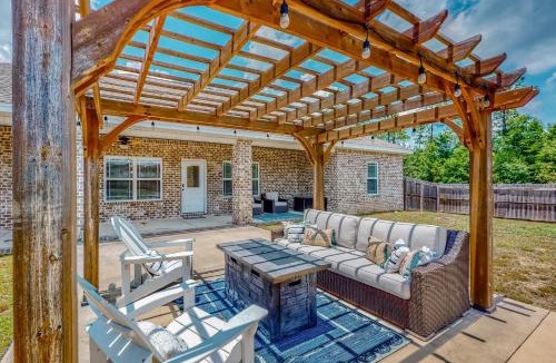 Crestview House | 7 Mi to Emerald Coast Zoo! Poolside Paradise