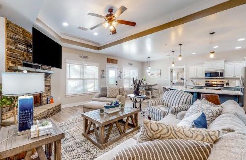 Crestview House | 7 Mi to Emerald Coast Zoo! Poolside Paradise