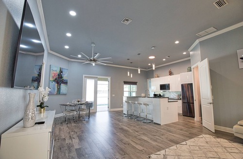South Venice House | 7 min to the Beach. Family Venice Beach Retreat. Private Saltwater Screened Pool