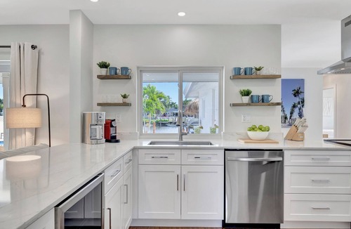 Tropic Palms House | 796 | Waterfront | Sleeps 10 | Heated Pool |Tiki Hut |Fire Pit |by DelrayNightly