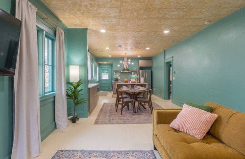 Smith's Memento House | 8 beds! Steps 2 Ocean Center/Cowboy Pool/Beach