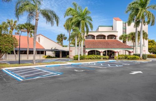 Villages of Palm Beach Lakes Hotel | 88 Palms Hotel & Event Center