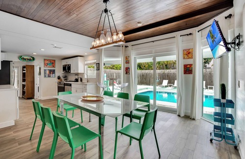 Hallandale Beach House | 9 Bedroom-resort UP TO 22 GUESTS, 11 beds, minutes to the sandy beaches