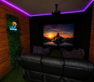 Largo Villa | 9BR Htd Pool Hot Tub Outdoor Cinema Games