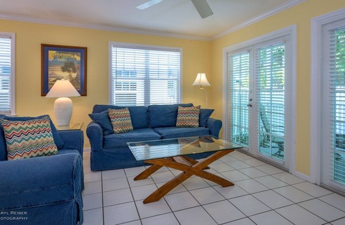 Bahama Village House | A Caribbean Alternative