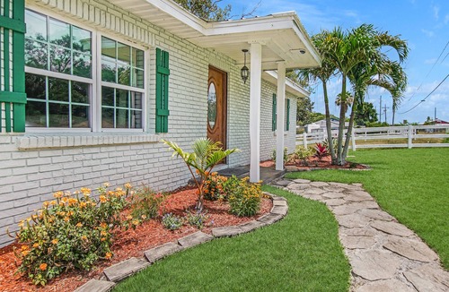 Lake Alfred House | A lakeside sunset delight near Disney, Universal, Sea World, Busch, LegoLand