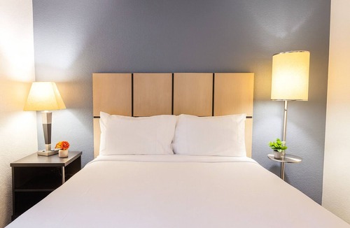 Baymeadows Hotel | A Place You'll Surely Enjoy! 4 Spacious Units, Full Kitchen, Pets Allowed!