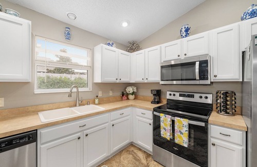Summerhill House | A Private Oasis! Enjoy this beautifully updated 3/2 home. Golf car included!