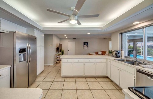 Caloosahatchee Villa | A spacious 3-bedroom retreat in sunny Cape Coral.
