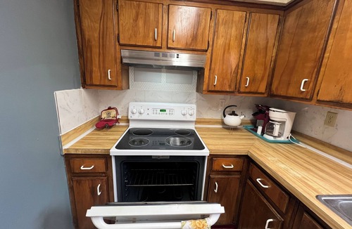 St. Marys House | A travelers home, community pool, center location