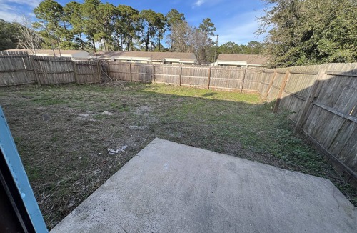 St. Marys House | A travelers home, community pool, center location