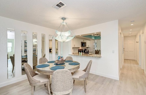 Bradenton Beach Condo | Absolute Anna Maria-Private Beach Access-Beach 1 Minute Walk-Heated Pool-Free Wi