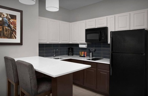 Fort Worth Apartment | Accessible 2BR w/Roll-In Shower & Breakfast