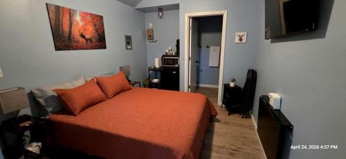 Board Camp House | Accessible Cabin Escape with Cozy Woodland Charm in Mena, Arkansas